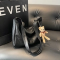 Bolso hobo negro de cuero vegano con un lindo colgante de oso tejido y correa ajustable - Con Colgante de Oso / Negro
