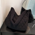 Bolso tote negro de pana con diseño acolchado de diamantes y cierre de cremallera - Negro