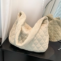 Bolso tote de pana beige con un patrón de diamantes acolchados y estilo minimalista - Blanco Roto
