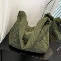 Bolso tote de pana acolchado en verde militar con suave diseño de diamantes y espacio - Verde
