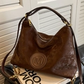 Donkerbruine hobo schoudertas met reliëf M-logo en stijlvolle gouden hardware - koffiekleur