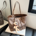 Grand sac cabas rétro marron avec doubles bandoulières et charmant pendentif ours - Café Avec Pendentif
