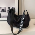 Schwarze Nylon-Halbmondtasche mit verstellbarem FASHION-Buchstabenband und Doppel-Reißverschluss - Schwarz Buchstaben-Riemen Ohne Anhänger