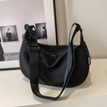 Minimalistische schwarze Nylon-Halbmondtasche mit modischem Tag und Gurtband - Schwarz