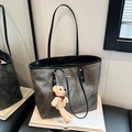 Grand sac cabas gris avec anses noires et pendentif ours posé sur des livres - Gris Avec Pendentif