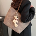 Sac fourre-tout marron vintage en similicuir avec charm ours en tricot et bandoulières - Café sans Pendentif