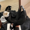 Schwarze Halbmond-Umhängetasche aus Nylon mit verstellbarem Gurt und Eulenanhänger - Schwarz Mit Eulen-Anhänger