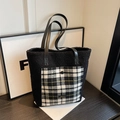 Bolso tote de felpa negra con un bolsillo de cuadros y asas de cuero robustas - Negro