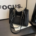Borsa tote nera opaca con manico a catena oro e nero per uso quotidiano - Nero