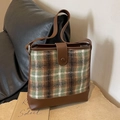 Secchiello retrò in tweed verde con cinturini in pelle marrone scuro per l'autunno - Quadri Verdi con Marrone
