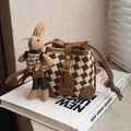 Braune Mini-Beuteltasche mit Hahnentrittmuster, Lederbesatz und Hasenanhänger - Schwarz