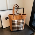 Bolso tote de borreguito color caramelo con bolsillo de cuadros y asas de cuero - Marrón