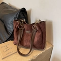 Borsa tote marrone trapuntata in finta pelle scamosciata con cinturini in pelle - caffè