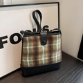 Borsa a secchiello retrò a quadri in lana marrone e verde con tracolla in pelle nera - Quadri Verdi con Nero