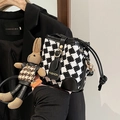 Schwarz-weiße Bucket-Bag mit Hahnentrittmuster, Lederbesatz und Kaninchen-Anhänger - Rautenmuster Mit Anhänger / Braun