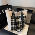 Bolso tote de peluche crema con bolsillo de cuadros blanco y negro y correas - Blanco Roto