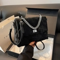 Sac bandoulière élégant en velours matelassé noir avec chaîne argentée et fermoir - Noir Grand