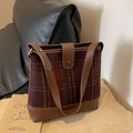 Borsa a secchiello retrò a quadri con tracolla in pelle marrone e finitura rosso scuro - Quadri Rossi con Marrone