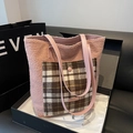 Bolso tote rosa de felpa con bolsillo de cuadros marrones y asas de cuero fino - Rosa