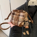 Braune Mini-Eimertasche aus Karostoff mit Lederbesatz und süßem Kaninchen-Anhänger - Schwarz