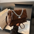 Sac bandoulière en daim matelassé marron avec chaîne argentée et fermoir pivotant - Café Grand