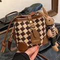 Mini-Beuteltasche mit Hahnentrittmuster in Braun-Creme und süßem Hasen-Anhänger - Rautenmuster / Schwarz