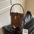 Vintage braune Beuteltasche mit glatter Oberfläche, Goldschließe und Tragegriff - Kaffeebraun