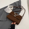 Sac bandoulière marron foncé matelassé avec chaîne argentée et fermoir rotatif chic - Café Petit