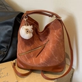 Borsa tote in velluto marrone con finiture in pelle e ciondolo gatto di peluche - Marrone Scuro (Con Ciondolo)