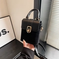 Retro schwarze matte Umhängetasche mit Goldbeschlägen und praktischem Tragegriff - Schwarz