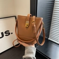 Braune Beuteltasche mit goldener Schnalle und verstellbarem Riemen aus glattem Leder - Braun