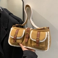 Bolso de ante sintético marrón con ribete de piel sintética blanca y bolsillos - Marrón