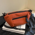 Minimalistische ziegelrote Canvas Umhängetasche mit verstellbarem schwarzem Schultergurt - Orange