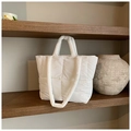 Detalle del bolso tote acolchado blanco de nailon con doble asa y diseño minimalista suave - Blanco
