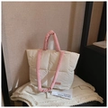 Detalle de bolso tote acolchado blanco con asas rosas y emblema de moda cosido - Blanco Y Rosa