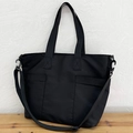 Borsa tote nera in nylon con doppie tasche anteriori e tracolla regolabile larga - Nero