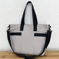 Borsa tote in nylon grigio chiaro con ampi manici neri e tracolla regolabile per il pendolarismo - Bianco