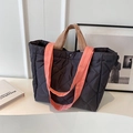 Donkergrijze gewatteerde nylon shopper met oranje hengsels en handige drukknoop - Grijs