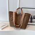 Bruine gewatteerde nylon tote bag met ruitpatroon en verstelbare schouderbanden - Bruin