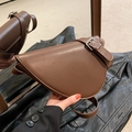 Bolso de hombro de cuero marrón oscuro con hebilla de cinturón metálica de estilo vintage - Marrón