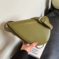 Bolso de hombro verde aguacate de cuero con forma triangular y hebilla plateada - Verde