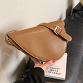 Bolso de hombro asimétrico minimalista en cuero marrón caramelo con correa ajustable - Marrón
