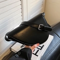 Borsa a sella minimalista in pelle nera con tracolla larga e fibbia in metallo - Nero