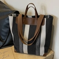 Bolso tote grande de lona a rayas con adornos de cuero marrón para uso diario casual - Negro