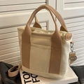 Beige Canvas-Tragetasche mit khakifarbenen Gurten und verstellbarem Schultergurt - Cremeweiß