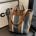 Bolso tote de lona a rayas en verde, amarillo y beige con ribete de cuero sintético marrón - Verde