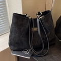 Schwarze gesteppte Shopper-Tasche aus Mattleder mit feinen Trägern und Vintage-Metallemblem - Schwarz