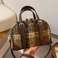 Braune karierte Boston Tasche aus Wollstoff mit Ledergriffen und Umhängeriemen - Kaffee Kariert