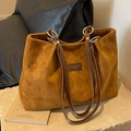 Braune Shopper-Tasche aus Mattleder mit Rautenmuster und goldenen Metallbeschlägen - Braun