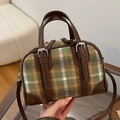 Vintage Boston Handtasche aus grün-braunem Karo-Wollstoff mit Leder-Schultergurt - Grün Karriert